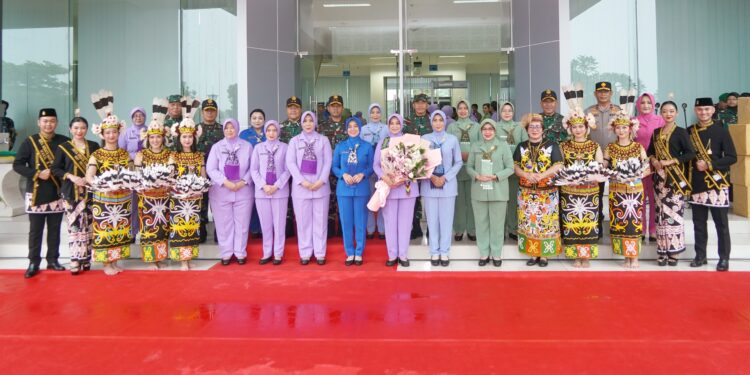 GUBERNUR AKMIL SAMBUT KETUA UMUM DHARMA PERTIWI di BALIKPAPAN