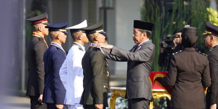 Presiden Joko Widodo Lantik 906 Perwira TNI-Polri Praspa 2024