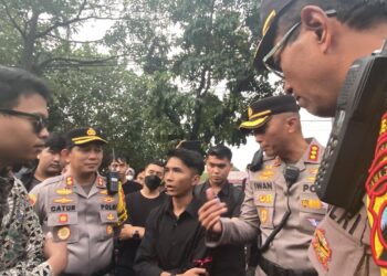 Tunjukan Demo Yang Benar, Ribuan Mahasiswa Sampaikan tuntutan ke DPRD Solo