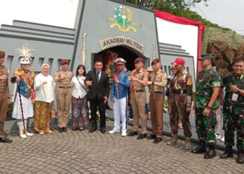 Kasad Kunjungi Stan Akmil TNI AD Fair 2024