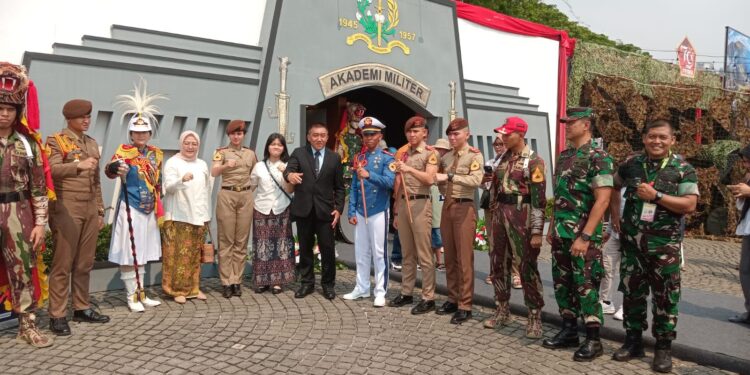 Kasad Kunjungi Stan Akmil TNI AD Fair 2024