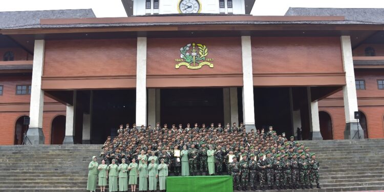 Gubernur Akmil Berikan Penghargaan Bagi Yang Berprestasi di PIKTAR