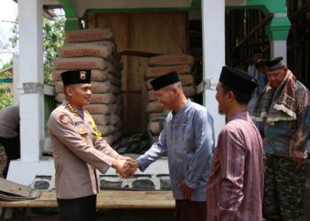 Peduli Tempat Ibadah, Kapolresta Magelang Bantu Semen untuk Masjid Al Muttaqin Tuksongo