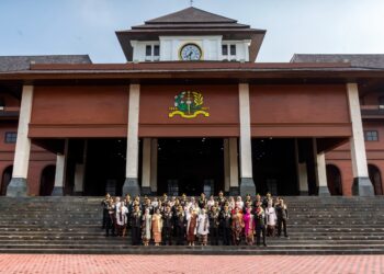 Hadiri Wisuda Purnawira Pati TNI AD. KSAD Disambut Gubernur Akademi Militer