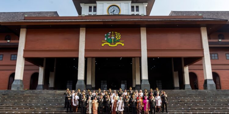 Hadiri Wisuda Purnawira Pati TNI AD. KSAD Disambut Gubernur Akademi Militer