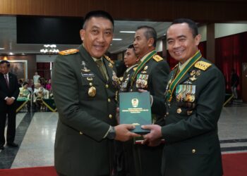 Hadiri Wisuda Purnawira Pati TNI AD. KSAD Disambut Gubernur Akademi Militer