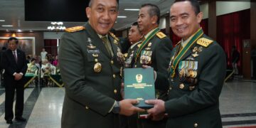 Hadiri Wisuda Purnawira Pati TNI AD. KSAD Disambut Gubernur Akademi Militer
