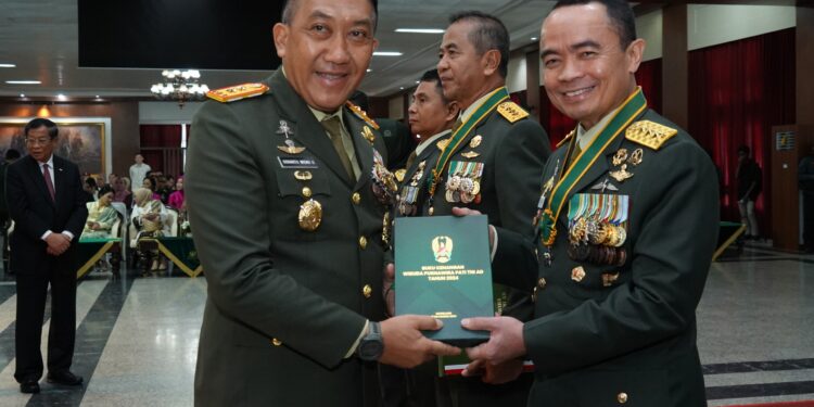 Hadiri Wisuda Purnawira Pati TNI AD. KSAD Disambut Gubernur Akademi Militer