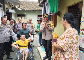 Kapolresta Magelang Beri Bantuan Kursi Roda Kepada Warga Disabilitas