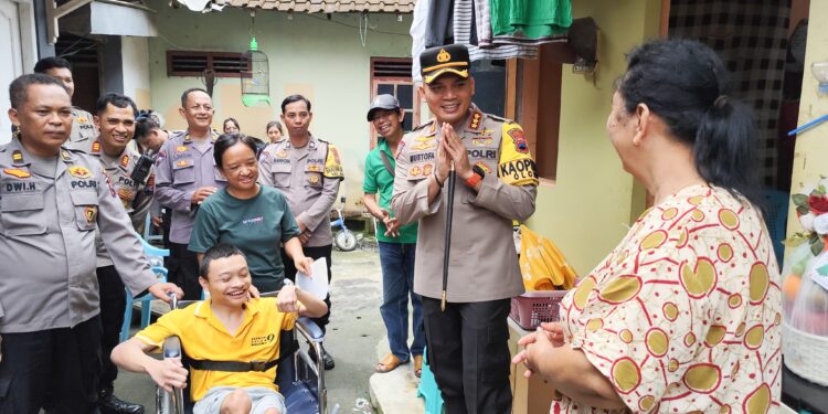 Kapolresta Magelang Beri Bantuan Kursi Roda Kepada Warga Disabilitas