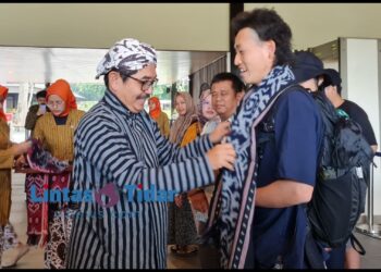 Candi Borobudur Sambut Tahun Baru dengan Tradisi Khusus untuk Pengunjung Pertama