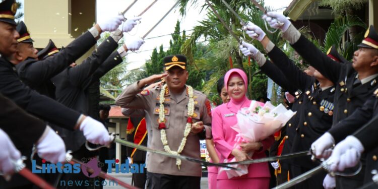 Tradisi Pedang Pora Warnai Sertijab Kapolresta Magelang