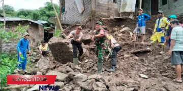 Polres Magelang Kota Bersama Stakeholder Bantu Evakuasi Bencana Alam Tanah Longsor di Desa Banyuwangi