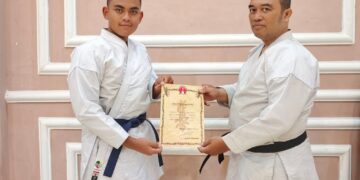 Pimpinan Dojo Katsuge Kota Malang Beri Penghargaan kepada Akbar Rido Hartono