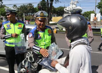 Edukasi Keselamatan dan Tertib Lalulintas, Polres Magelang Kota Berikan Hadiah Kepada Pengendara
