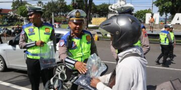 Edukasi Keselamatan dan Tertib Lalulintas, Polres Magelang Kota Berikan Hadiah Kepada Pengendara