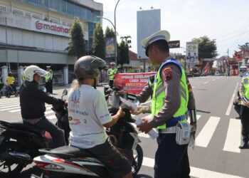 Ajak Tertib Lalulintas, Polres Magelang Kota Berikan Hadiah kepada Pengendara