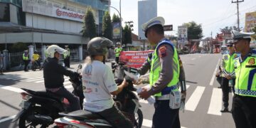 Ajak Tertib Lalulintas, Polres Magelang Kota Berikan Hadiah kepada Pengendara