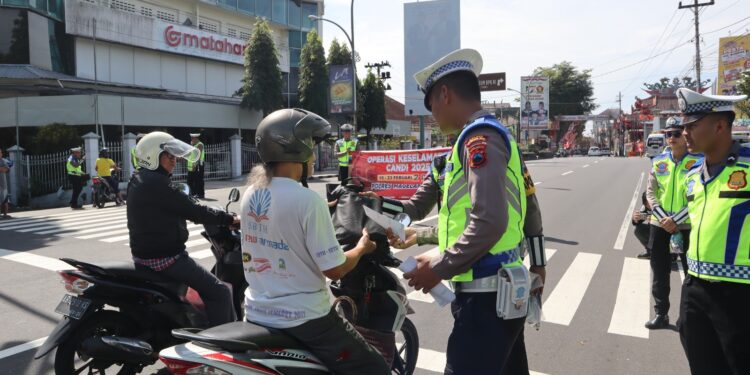 Ajak Tertib Lalulintas, Polres Magelang Kota Berikan Hadiah kepada Pengendara