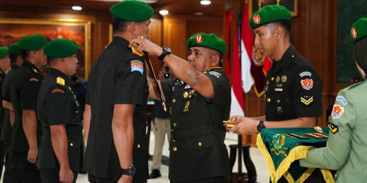 Gubernur Akmil Pimpin Sertijab, Tradisi Warga Baru, dan Pelepasan Pejabat Lama