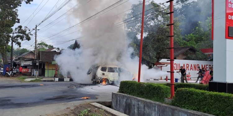 Kebakaran Hebat di SPBU Ngabean : Mobil Bermuatan Jerigen Pertalite Ludes Terbakar, Dua Petugas Terluka