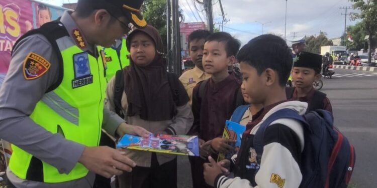 Rayakan Hari Buku Sedunia, Kapolresta Magelang Bagikan Komik Polisi ke Siswa SD: Tanamkan Cinta Baca Sejak Dini