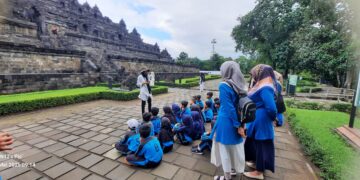 Puluhan Siswa SDN Semen Belajar Cinta Budaya Lewat Outing Class ke Candi Borobudur
