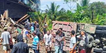 Dump Truck Rem Blong Tabrak Angkot di Kalijambe Purworejo, 11 Orang Tewas