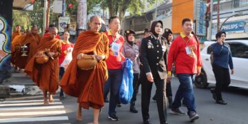 Polres Magelang Kota Amankan Ritual Pindapata, 34 Biksu Disambut Hangat Warga di Jalan Pemuda