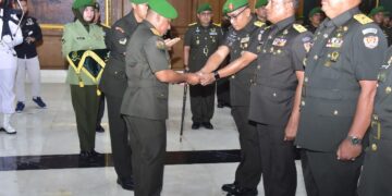 Gubernur Akmil Pimpin Sertijab dan Tradisi Warga Baru: Perkuat Regenerasi Kepemimpinan Militer