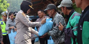 Polres Magelang Kota Salurkan 100 Paket Bansos di Momen Hari Bhayangkara ke-79