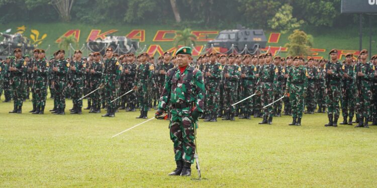 Dirum Akmil Pimpin Upacara Bendera Akhir Juni