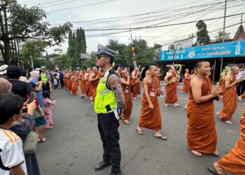 Puja Yatra Ribuan Umat Buddha Warnai Magelang