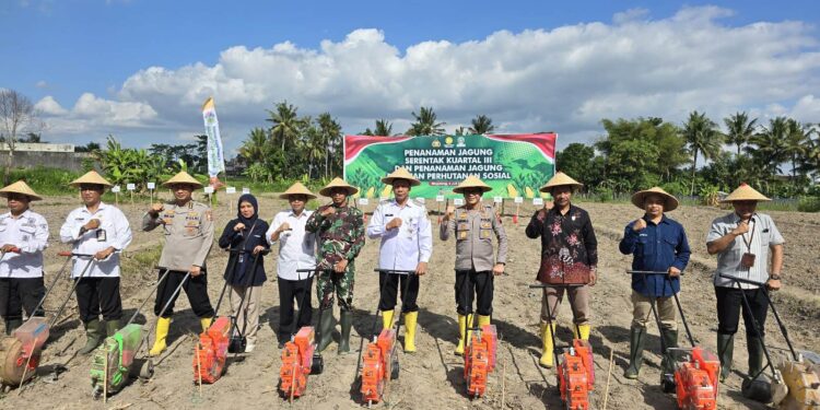 Polresta Magelang Tanam Jagung Serentak