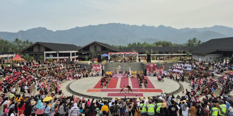 Meriah! 2.000 Peserta Warnai Kirab Budaya KMK 2025 Sambut HUT RI ke-80 di Borobudur