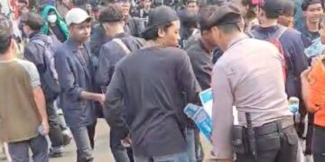 Sejuk di Tengah Panas: Polisi Bagikan Air Mineral untuk Massa Demo di Senayan