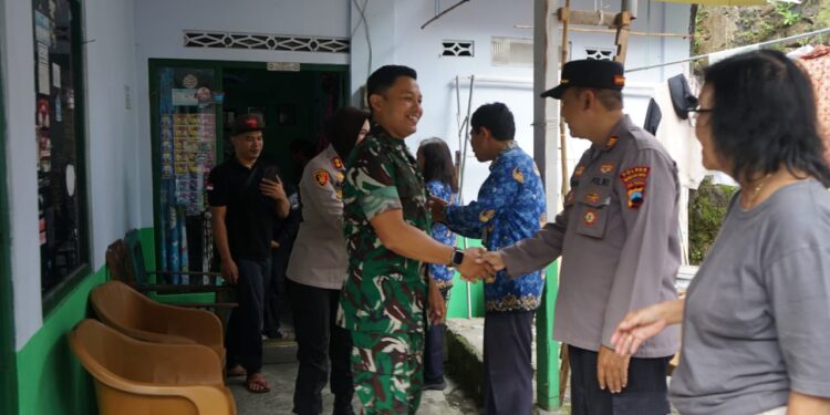 Kapolres dan Dandim Magelang Bersama Komunitas Sandal Jepit Galang Kepedulian untuk Bayi Penderita “Kulit Kupu-Kupu”