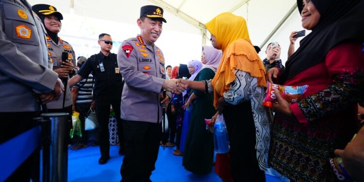 Polri Salurkan 6 Ton Beras Murah di Pabelan, Kapolri Pastikan Stok Pangan Aman