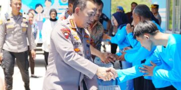 Kapolri Serahkan Bansos dan Salurkan Beras Murah di Semarang, Pastikan Harga Pangan Stabil