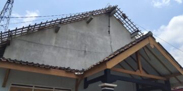 Cuaca Ekstrem Terjang Desa Krincing, Puluhan Rumah Rusak Dihantam Angin 