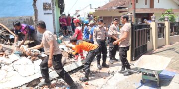 Tembok Roboh di Jalan Merpati, Polsek Magelang Tengah dan BPBD Lakukan Kerja Bhakti Bersihkan Material
