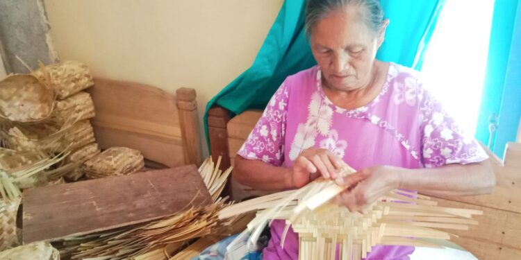 Perajin Besek Jetak Sidorejo Bertahan di Tengah Gempuran Produk Plastik, Harapkan Perhatian Pemerintah Desa