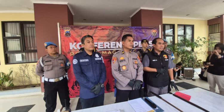 Pemuda Asal NTT Ayunkan Pedang di Jalan Raya, Diamankan Warga dan Diserahkan ke Polisi
