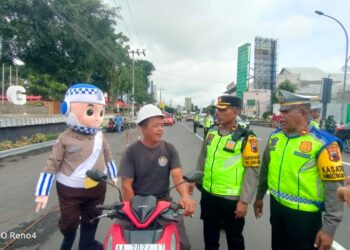 Polres Magelang Kota Beri Sosialisasi Tertib Berlalu Lintas Dan Bagi-Bagi Helm