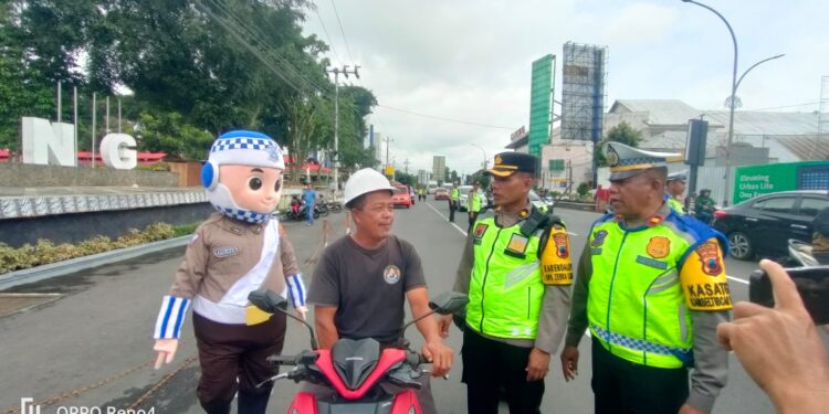 Polres Magelang Kota Beri Sosialisasi Tertib Berlalu Lintas Dan Bagi-Bagi Helm